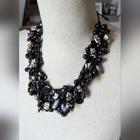 Elegant Black and White Beaded Necklace - Picture 1 of 4